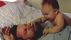Ο μπαμπάς βγαίνει νοκ αουτ απο το μωρο!video
