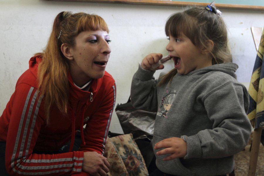 ΦΥΛΑΚΙΣΜΕΝΕΣ ΜΗΤΕΡΕΣ ΚΑΙ ΠΑΙΔΙΑ ΠΟΥ ΓΕΝΝΙΟΥΝΤΑΙ ΠΙΣΩ ΑΠΟ ΚΑΓΚΕΛΑ