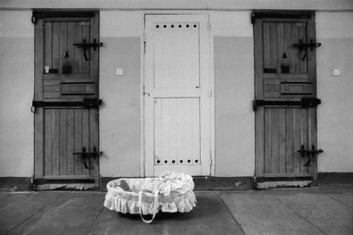 ΦΥΛΑΚΙΣΜΕΝΕΣ ΜΗΤΕΡΕΣ ΚΑΙ ΠΑΙΔΙΑ ΠΟΥ ΓΕΝΝΙΟΥΝΤΑΙ ΠΙΣΩ ΑΠΟ ΚΑΓΚΕΛΑ