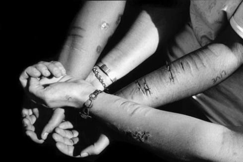 ΦΥΛΑΚΙΣΜΕΝΕΣ ΜΗΤΕΡΕΣ ΚΑΙ ΠΑΙΔΙΑ ΠΟΥ ΓΕΝΝΙΟΥΝΤΑΙ ΠΙΣΩ ΑΠΟ ΚΑΓΚΕΛΑ