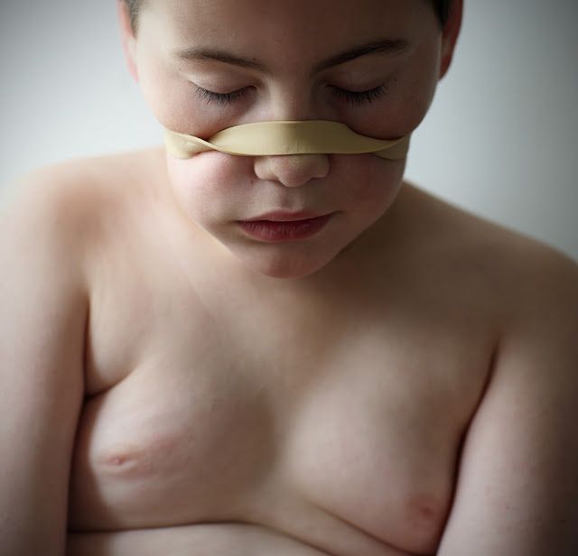 Η ΦΩΤΟΓΡΑΦΙΚΗ ΣΥΝΟΜΙΛΙΑ ΕΝΟΣ ΠΑΤΕΡΑ ΜΕ ΤΟΝ ΑΥΤΙΣΤΙΚΟ ΓΙΟ ΤΟΥ