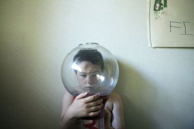 Η ΦΩΤΟΓΡΑΦΙΚΗ ΣΥΝΟΜΙΛΙΑ ΕΝΟΣ ΠΑΤΕΡΑ ΜΕ ΤΟΝ ΑΥΤΙΣΤΙΚΟ ΓΙΟ ΤΟΥ