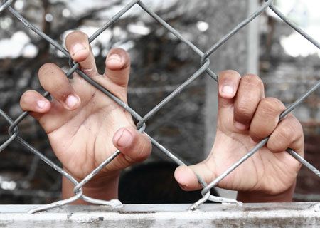 ΦΥΛΑΚΙΣΜΕΝΕΣ ΜΗΤΕΡΕΣ ΚΑΙ ΠΑΙΔΙΑ ΠΟΥ ΓΕΝΝΙΟΥΝΤΑΙ ΠΙΣΩ ΑΠΟ ΚΑΓΚΕΛΑ ΦΥΛΑΚΙΣΜΕΝΕΣ ΜΗΤΕΡΕΣ ΚΑΙ ΠΑΙΔΙΑ ΠΟΥ ΓΕΝΝΙΟΥΝΤΑΙ ΠΙΣΩ ΑΠΟ ΚΑΓΚΕΛΑ