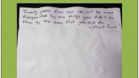 Αξιαγάπητος μπαμπάς με επιθετικό καρκίνο γράφει σημειώσεις σε χαρτοπετσέτες για τη κόρη του!