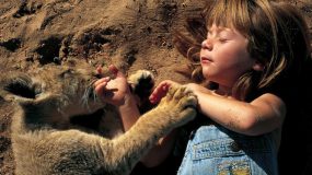 Το κορίτσι που έκανε παρέα με τα άγρια ζώα της Αφρικής