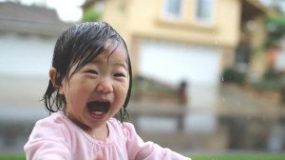Οι αντιδράσεις μιας 15μηνης μικρούλας που μόλις ανακάλυψε την αίσθηση της βροχής . Στο τέλος δεν μπορούν να την κρατήσουν μέσα!(video)
