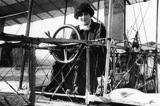 Η συγκλονιστική ιστορία της πρώτης γυναίκας πιλότου - Η 24χρονη Γαλλίδα Βαρώνη, Ρεϊμόντ Ντε Λαρός, πέταξε ψηλά μόλις για 9 χρόνια προτού συντριβεί με το αεροσκάφος της