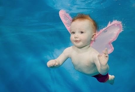 Mωρά κολυμβητές σε απίστευτες πόζες κάτω από το νερό