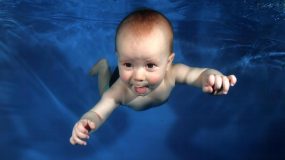 Μωρά κολυμπούν σαν… δελφινάκια! (βίντεο)