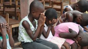Παιδιά στη Ζάμπια βλέπουν για πρώτη φορά καθαρό νερό. Οι αντιδράσεις τους είναι συγκλονιστικές!