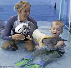 Το παιδί και το δελφίνι .. Η ιστορία συγκινεί και οι εικόνες συγκλονίζουν (ΦΩΤΟΓΡΑΦΙΕΣ- ΒΙΝΤΕΟ)