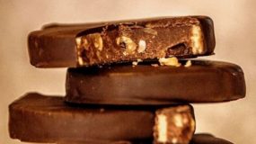 Λαχταριστες Σοκολατένιες καριόκες με καρύδια και μπισκότο