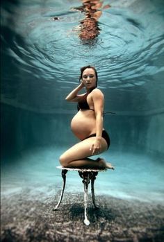 17 Υπέροχες φωτογραφίες εγκύων κάτω από το νερό!!!!