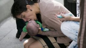 Μία γυναίκα δίνει πρώτες βοήθειες σε νεογέννητο στη μέση του δρόμου!