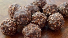 Φτιαξτε τα αγαπημενα Σοκολατάκια Ferrero Rocher με 4 μόνο υλικά
