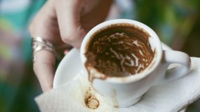 Πώς διαβάζουν το φλυτζάνι του καφέ οι ειδικοί.Τι σημαίνουν τα σύμβολα