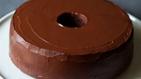 Το απόλυτο κέικ σοκολάτας που λατρεύει το ψυγείο