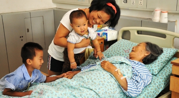 Η απίστευτη ιστορία της Κινέζας ρακοσυλλέκτριας η οποία κατάφερε να σώσει και να αναθρέψει 30 εγκαταλελειμμένα μωρά!