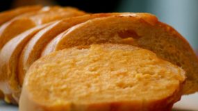 Ευκολο και γρηγορο ψωμι με Τσένταρ απο τον Ακη Πρετσετζικη!