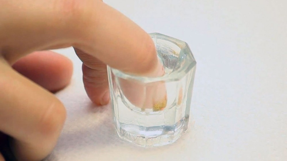 Έστυψαν τα χέρια σας από την βαφή των Πασχαλινών αυγών: Πως να τα καθαρίσεις με 3 εύκολους τρόπους