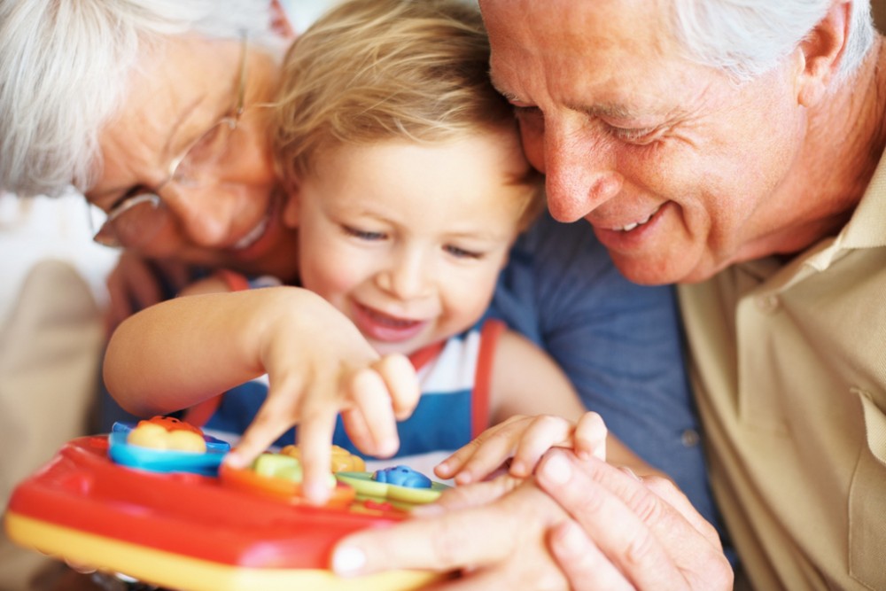 Γιατί τα παιδιά λατρεύουν τη γιαγιά και το παππού?