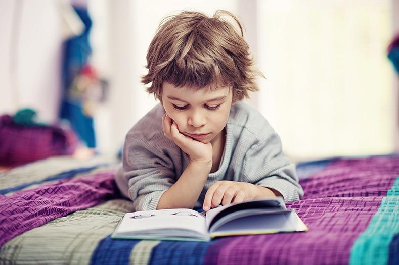 Πώς θα μάθετε το παιδί να διαβάζει μόνο του