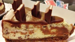 Υπέροχο cheesecake Kinder Bueno με γλάσο σοκολάτας