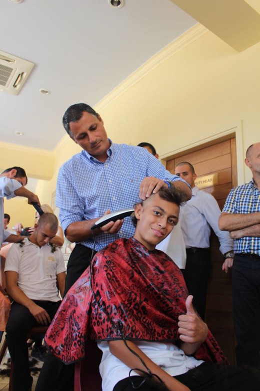 ΚΥΠΡΟΣ: Μαθητές ενός ολόκληρου σχολείου ξυρίζουν τα κεφάλια για συμπαράσταση σε άρρωστο συμμαθητή τους