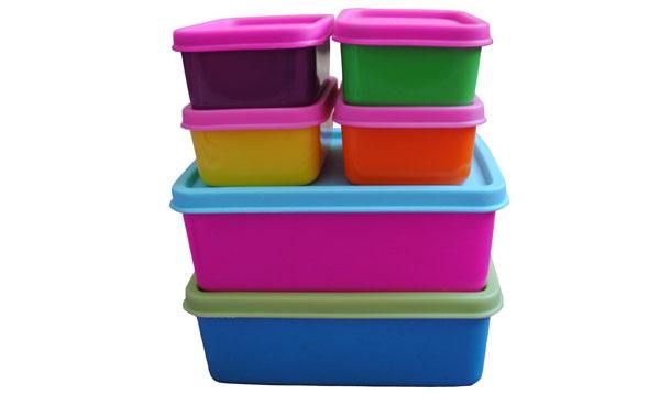 Πώς να καθαρίσεις καλά τους λεκέδες από τα πλαστικά τάπερ και να απομακρύνεις τις μυρωδιες?