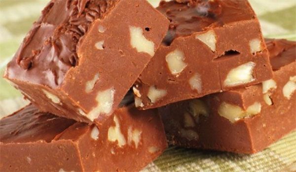 Σοκολατένιο γλυκό ψυγείου με 3 υλικά σε 3 κινήσεις