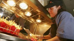 Εργαζόμενοι σε Fast Food αποκαλύπτουν τι δεν θα έτρωγαν ποτέ από το μενού