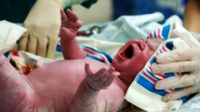 ΣΥΓΚΛΟΝΙΣΤΙΚΕΣ ΦΩΤΟΓΡΑΦΙΕΣ: η στιγμή που βλέπουν οι γονείς τα μωρά τους μόλις γεννιούνται!