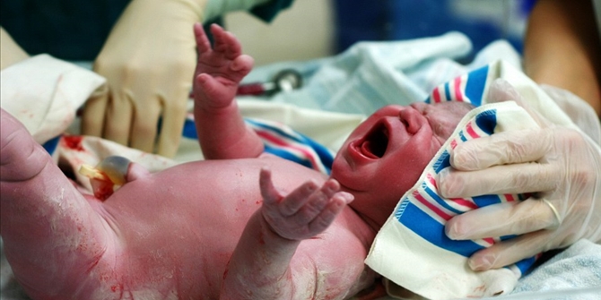 ΣΥΓΚΛΟΝΙΣΤΙΚΕΣ ΦΩΤΟΓΡΑΦΙΕΣ: η στιγμή που βλέπουν οι γονείς τα μωρά τους μόλις γεννιούνται!