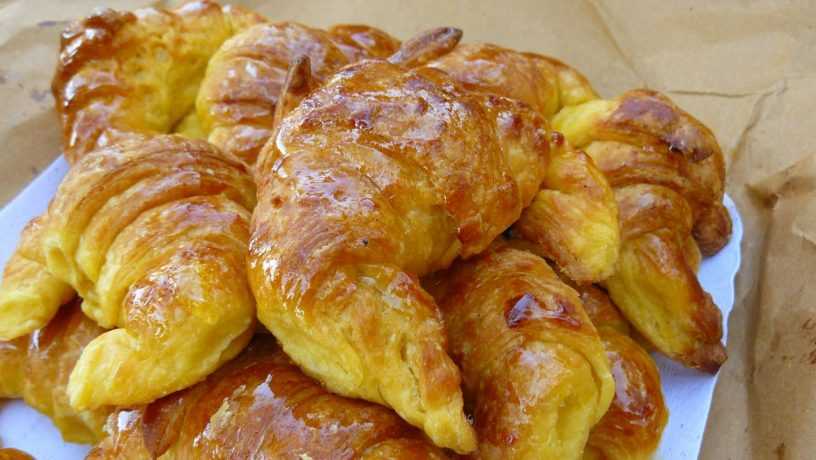 Φτιάξε νόστιμα κρουασανάκια βουτύρου με μόνο 4 υλικά, έτοιμα σε λίγα λεπτά!