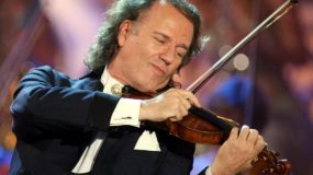 Andre Rieu, ο διάσημος βιολιστής που τιμάει την Ελλάδα κλείνοντας τις συναυλίες του με  ΕΛΛΗΝΙΚΟ ΣΥΡΤΑΚΙ! (ΒΙΝΤΕΟ)