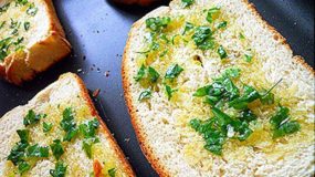 Φτιάξε το πιο γρήγορο σκορδόψωμο με ψωμί του τοστ!