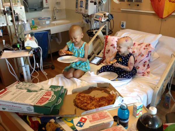 Κοριτσάκι με καρκίνο έγραψε στο τζάμι του νοσοκομείου ότι ήθελε πίτσα και έγινε το αδιαχώρητο [εικόνες]