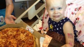 Κοριτσάκι με καρκίνο έγραψε στο τζάμι του νοσοκομείου ότι ήθελε πίτσα και έγινε το αδιαχώρητο [εικόνες]