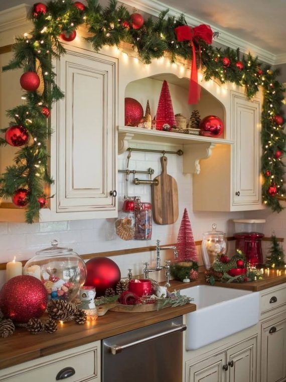  Χριστουγεννιάτικη-διακόσμηση-κουζίνα-γιρλάντες-μπάλες-