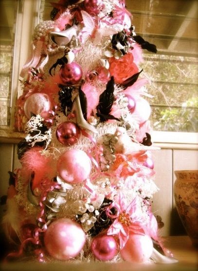 Χριστουγεννιάτικο-δέντρο-ροζ-μπάλες-τακούνια- Χριστουγεννιάτικο-δέντρο-ροζ-μπάλες-τακούνια-