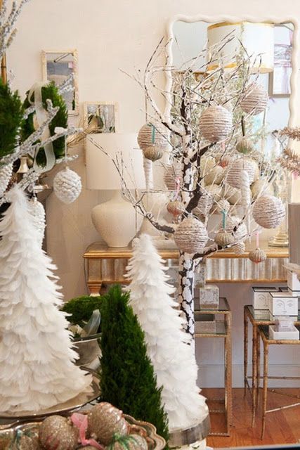 δέντρο-με-ροζ-χριστουγεννιάτικες-μπάλες-από-κλωστή-