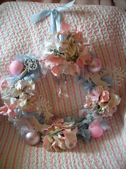 ροζ-χριστουγεννιάτικο-στεφάνι-με-μπάλες-