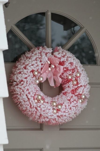 ροζ-χριστουγεννιάτικο-στεφάνι-σε-πόρτα-
