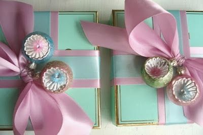 δώρα-με-ροζ-κορδέλες-και-μπάλες-