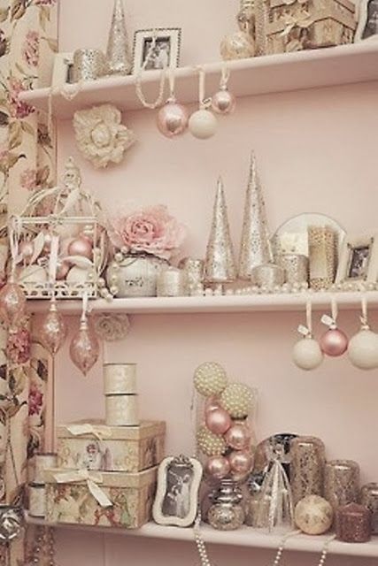 ροζ-χριστουγεννιάτικη-διακόσμηση-σε-βιβλιοθήκη-