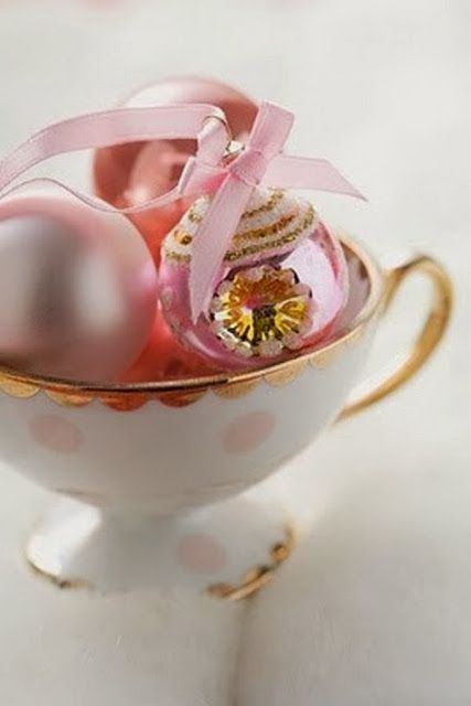 κούπα-με-ροζ-χριστουγεννιάτικές-μπάλες-