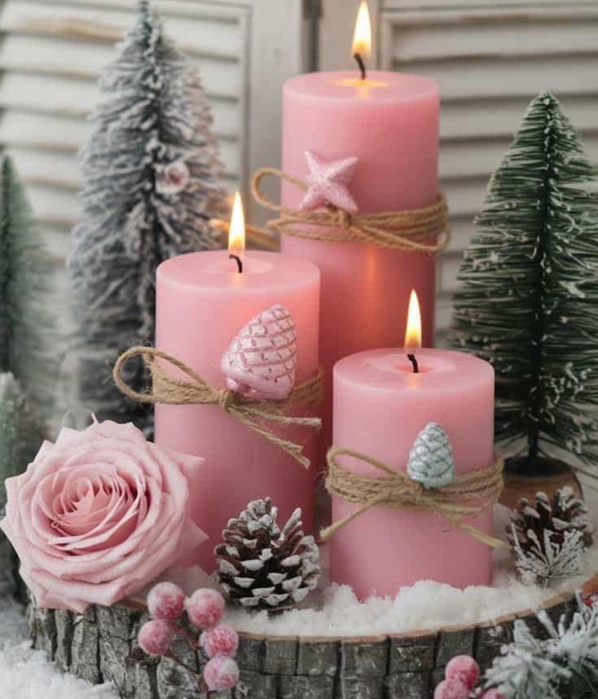 ροζ-χριστουγεννιάτικα-κεριά-σε-κορμό-