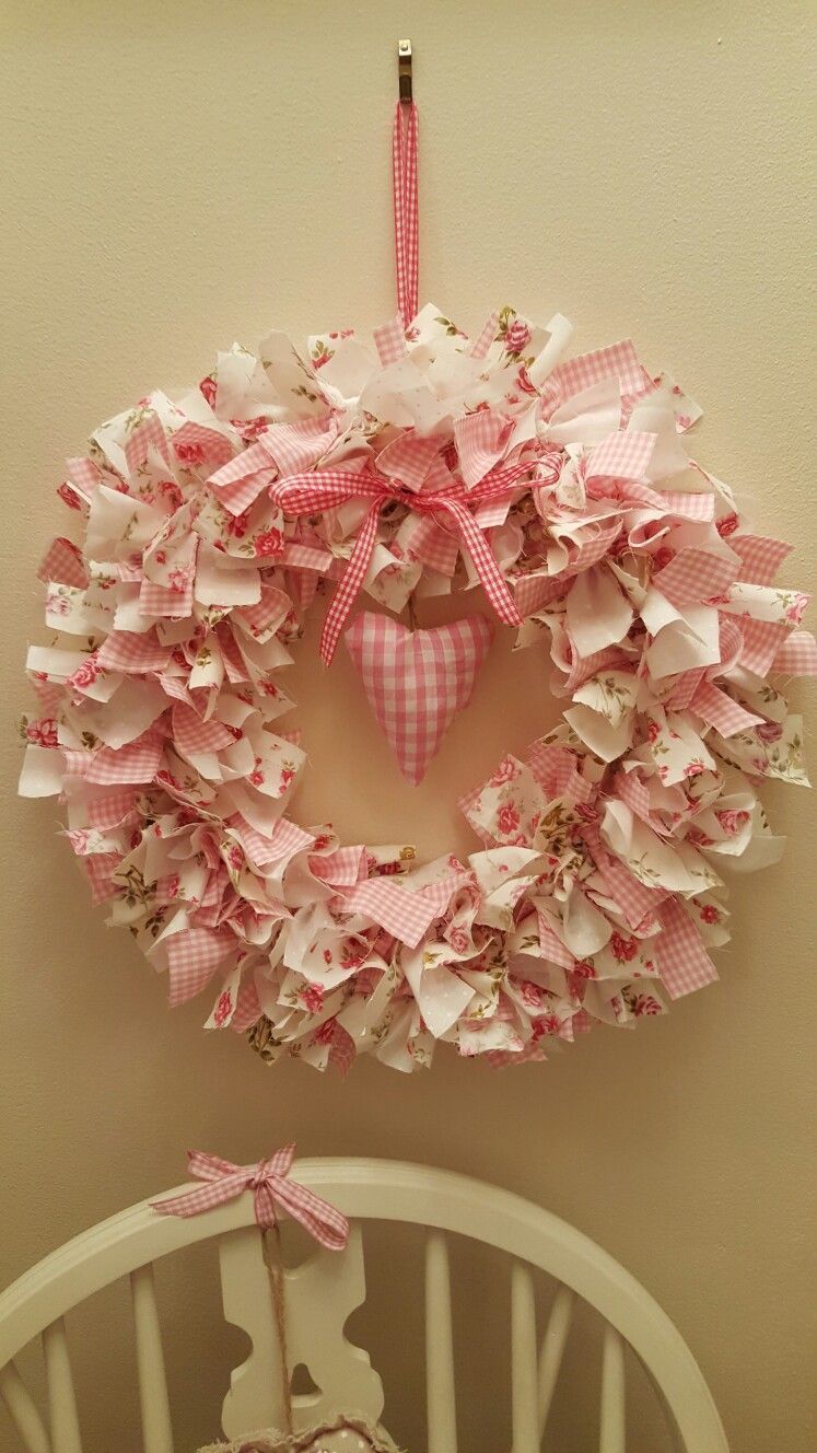 ροζ-χριστουγεννιάτικο-στεφάνι-με-κορδέλες-