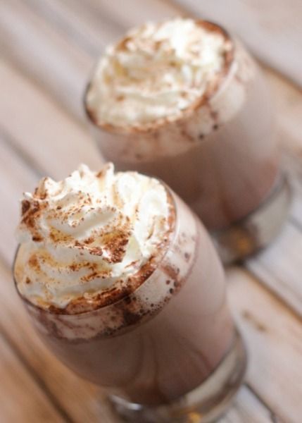 ζεστή-σοκολάτα-με-σαντιγί- ζεστή-σοκολάτα-με-σαντιγί-