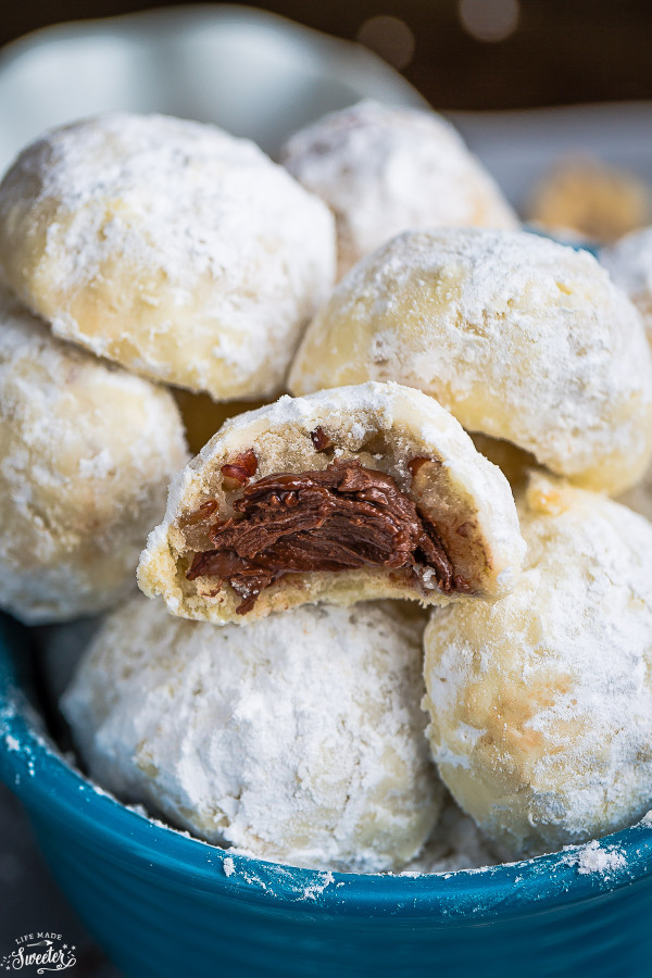 nutella-stuffed-snowball-cookies-are-perfect-for-your-christmas-cookie-tray2-e1449681655264